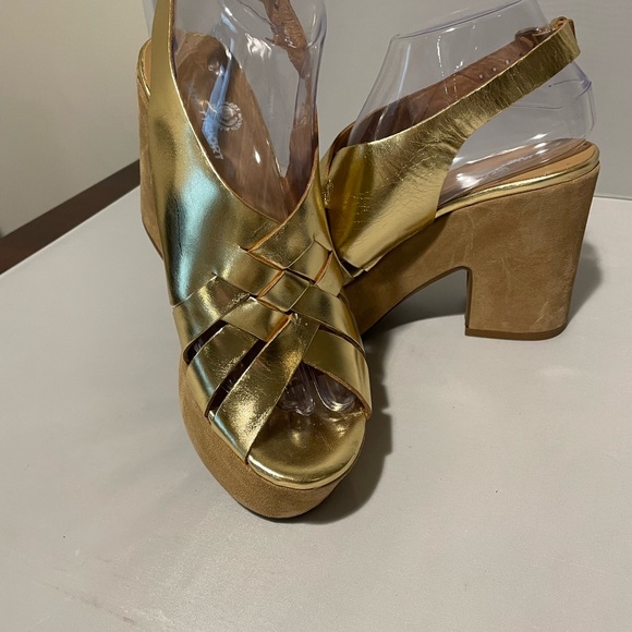 Janet Sport Sandals Golden Size 7.5 Buckle, Round Toeline, Square Heel Covered - Picture 10 of 14